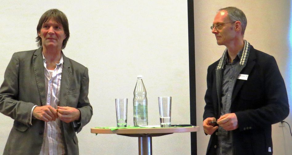 Dieter Fahrer (Regisseur) und Hannes Hochuli (Gastgeber) im Gespräch. (Bild: Marléne Sieber)