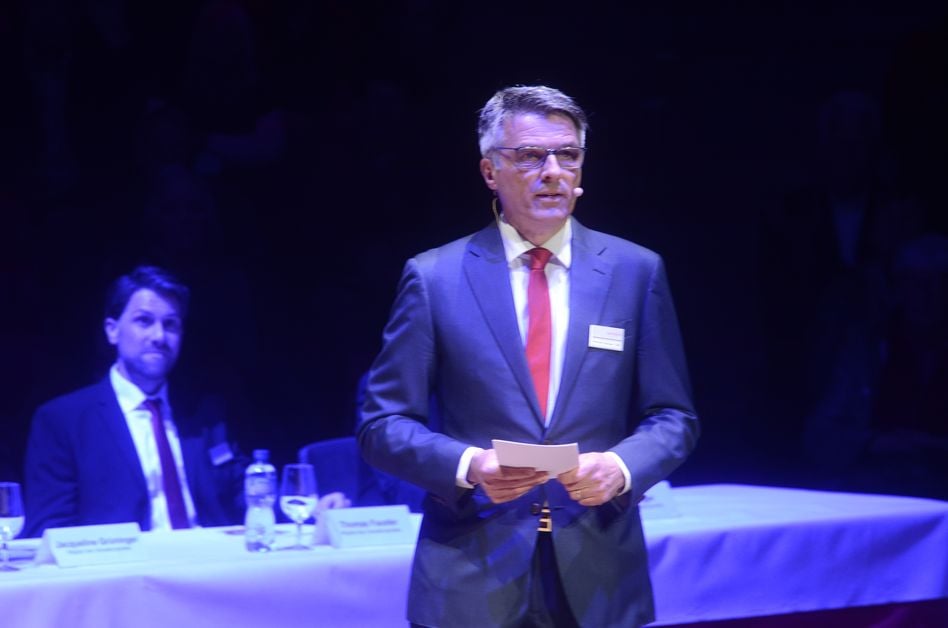Ein letztes Mal eröffnete Verwaltungsrats-präsident Hansueli Leisinger die Generalversammlung der Raiffeisenbank Glarnerland im Zirkus Knie (Bilder: j. und e. huber)