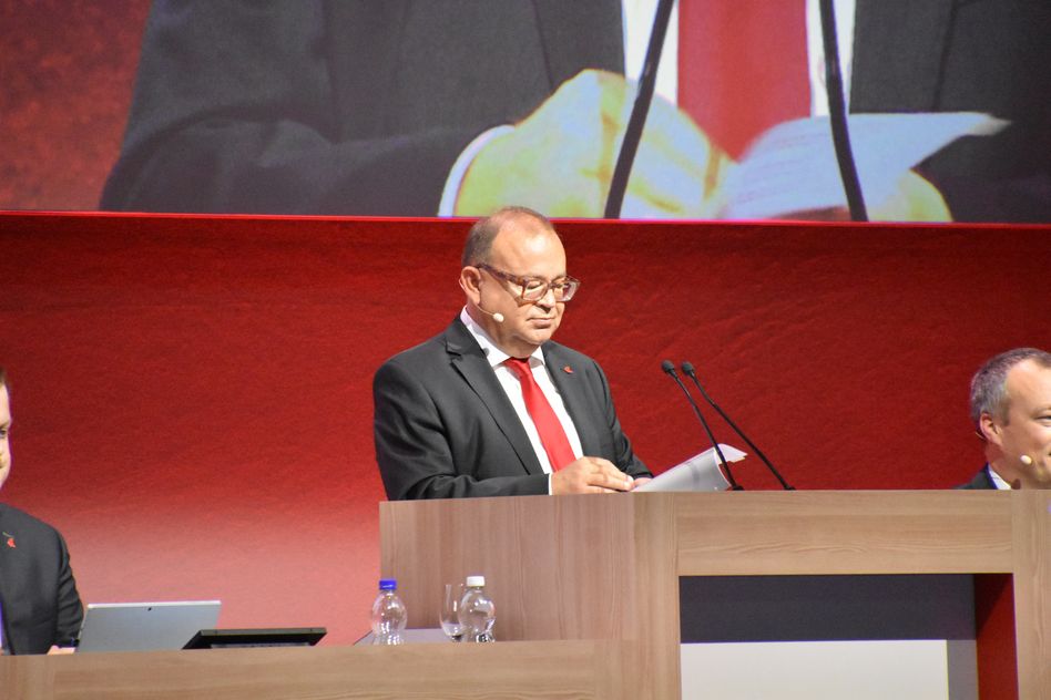 Verwaltungsratspräsident Martin Leutenegger eröffnet die Generalversammlung in der lintharena Näfels