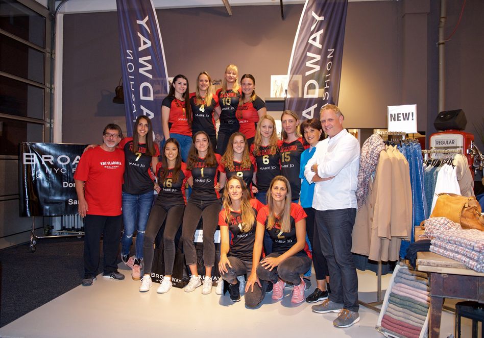 Bereit für neue Herausforderungen: Team Glaronia mit Sponsoren Christine und Rolf Lenzinger, Marie Jo. (Foto Olga Vartanyan) (Bild: zvg)