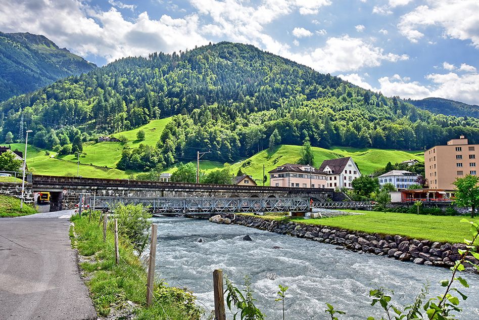 In Schwanden führt eine neue Brücke über den die Linth. (Bild: rkuchen)