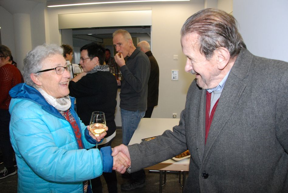 Kathi Müller vom FORUM beglückwünscht Hans Glaus, mit bald 97 Jahren einer der ältesten Netstaler