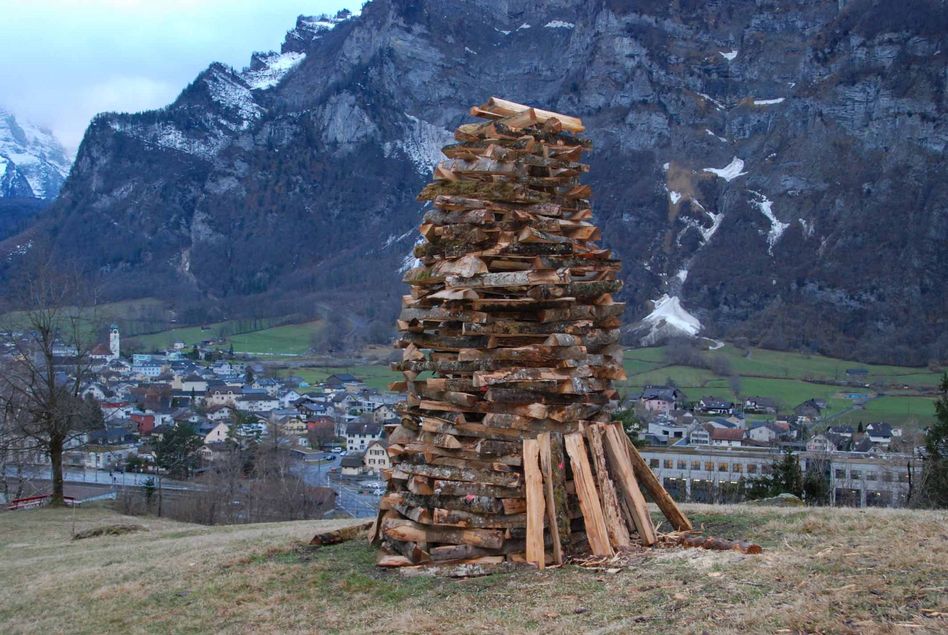Mit Blick auf Netstal: Der drei Meter hohe Holzstoss wartet auf seine Verbrennung