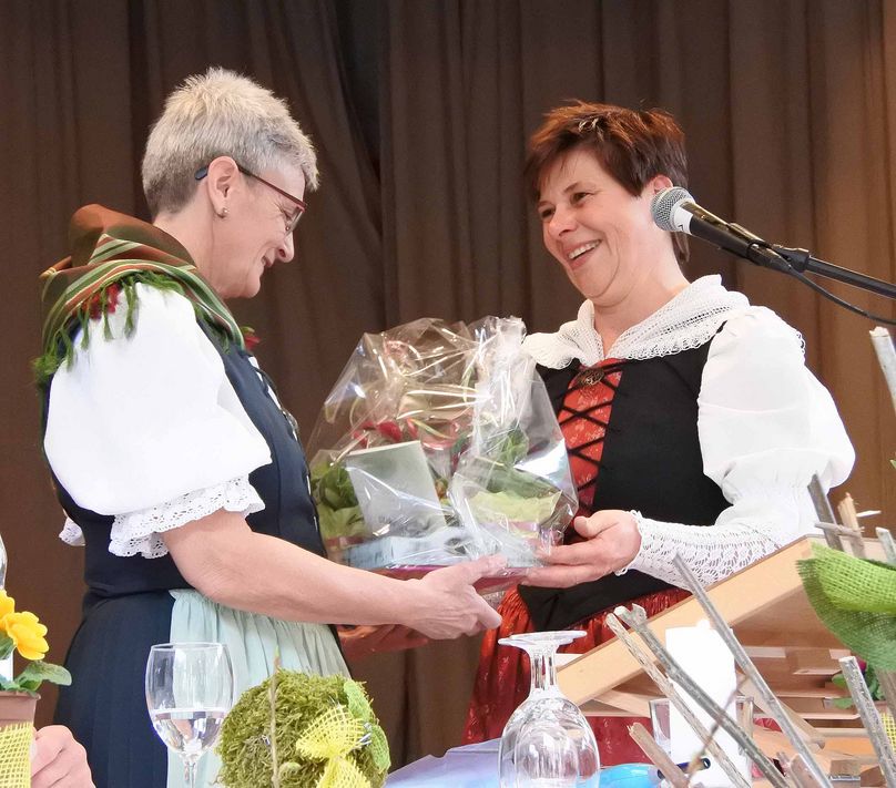 Ehrung für die GBLV-Präsidentin Gabi Krieg für ihr grosses Engagement für die Bäuerinnen und Landfrauen im Kanton Glarus