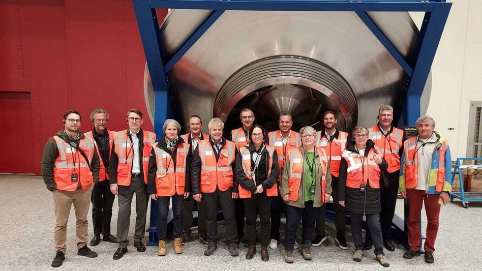 Eine Delegation aus dem St. Galler Kantonsrat besuchte die Kolleginnen und Kollegen des Glarner Landratsbüros, hier im Gruppenbild vor dem Pumpspeicherkraftwerk Linth-Limmern • (Foto: zvg)