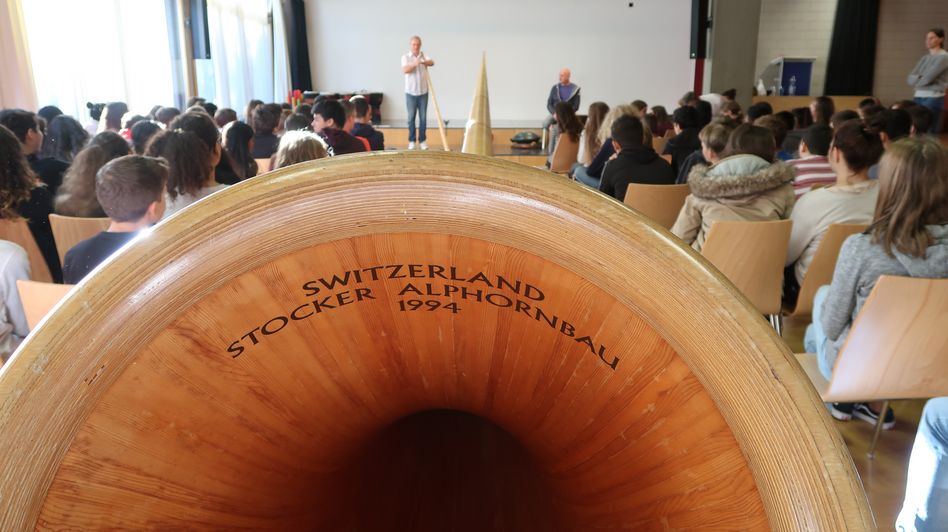 Das 14 Meter lange Alphorn füllt den Singsaal im Schulhaus Buchholz