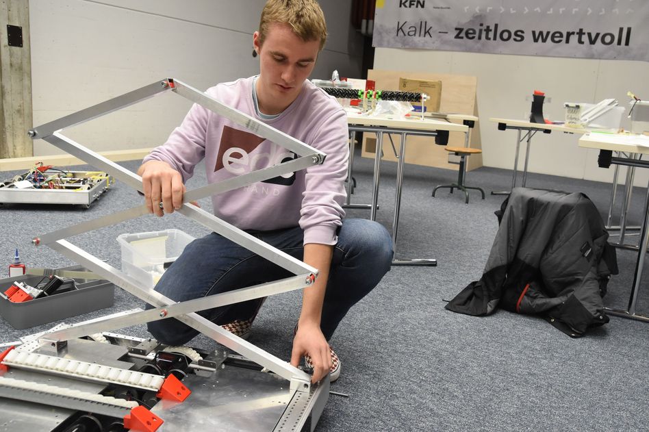 Jan Hofer und das frisch entwickelte Teil für das neue Projekt von «&amp;417 Fridolin Robotics». (Bild: Dani Hauri)