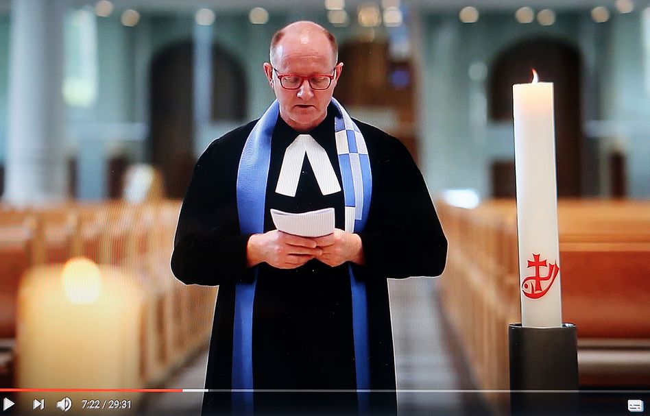 Pfarrer und Dekan Peter Hofmann gestaltet den Videogottesdienst an Heiligabend. (Archivbild mb)