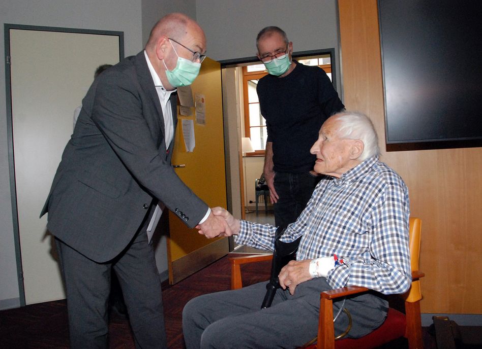 Dr. med. Walter Blumer feierte seinen 100. Geburtstag und nimmt gerne die Gratulation von Regierungsrat Kaspar Becker entgegen (Bilder: hasp)