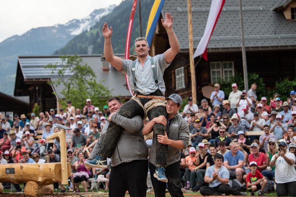 Der Sieger des diesjährigen Glarner Bündner Kantonalschwingfestes in Elm, Samuel Giger, lässt sich auf den Schultern seiner Kollegen feiern. (Bilder: taria hösli)