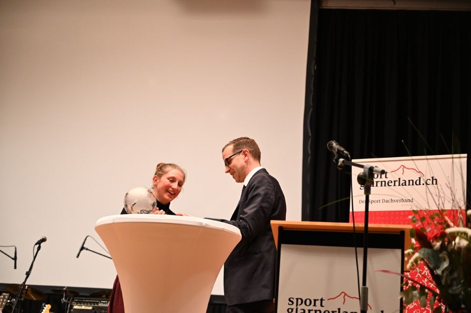 Regierungsrat Markus Heer überreicht Lydia Hiernickel den Pokal zur Sportlerin des Jahres
