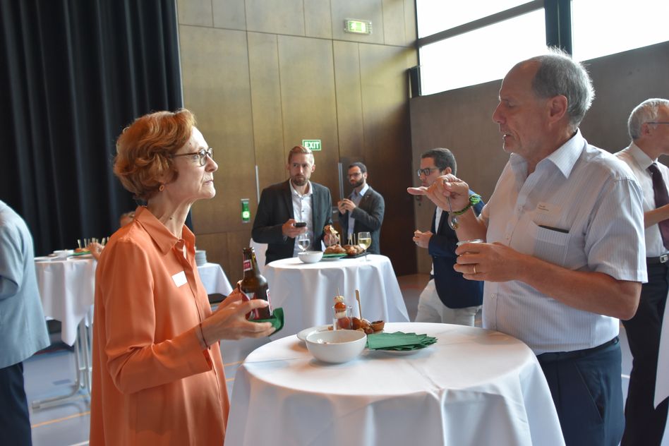 Monika Rühl, Vorsitzende der Geschäftsleitung von economiesuiss im Gespräch mit Urs Nef, Glarner Wirtschaftswoche