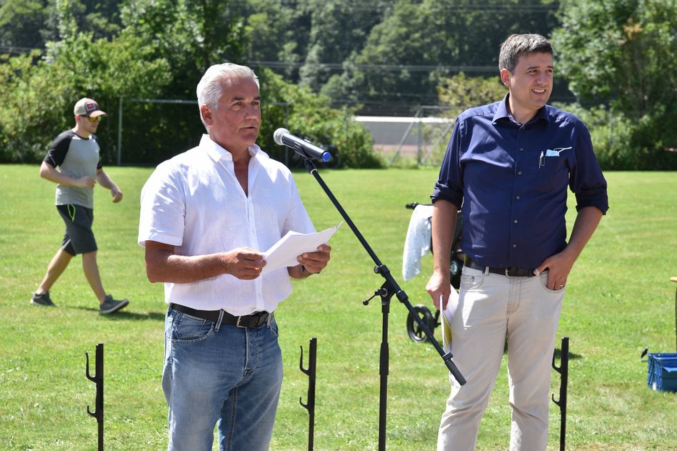 Gemeinderat Mathias Zopfi (rechts) und Standortförderer Werner Rhyner (links) loben die Zusammenarbeit mit der IG Pumptrack. (Bilder: jhuber)