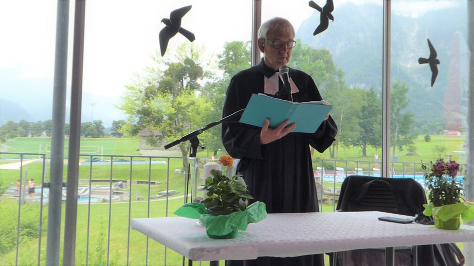 «Sehet die Vögel…» Pfarrer Edi Aerni predigt in der Netstaler Badi. (Bild: Käthi Müller)