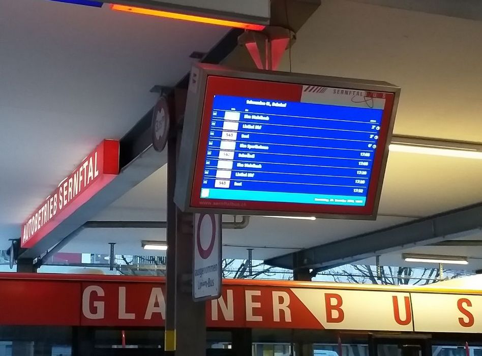 Kundeninformationsanzeige am Busbahnhof Schwanden (Bild: zvg)