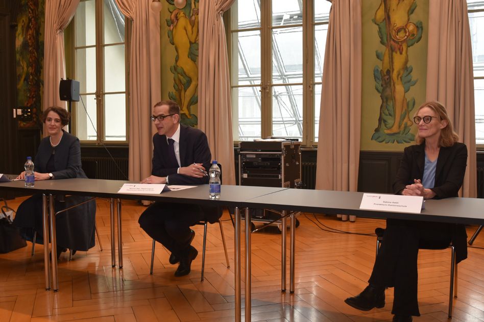 Regierungsrat Markus Heer stellt die neue Rektorin Franziska Eucken-Bütler (links) und die neue Prorektorin Sabine Aebli (rechts) vor. (Bilder: jhuber)