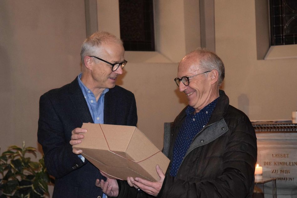 Paul Baumann übergibt Ernst Mettler ein Antrittsgeschenk.