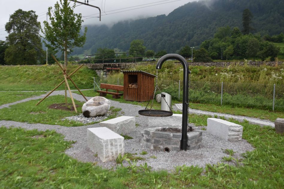 Die neue Feuerstelle mit einem Brunnen mit Frischwasser