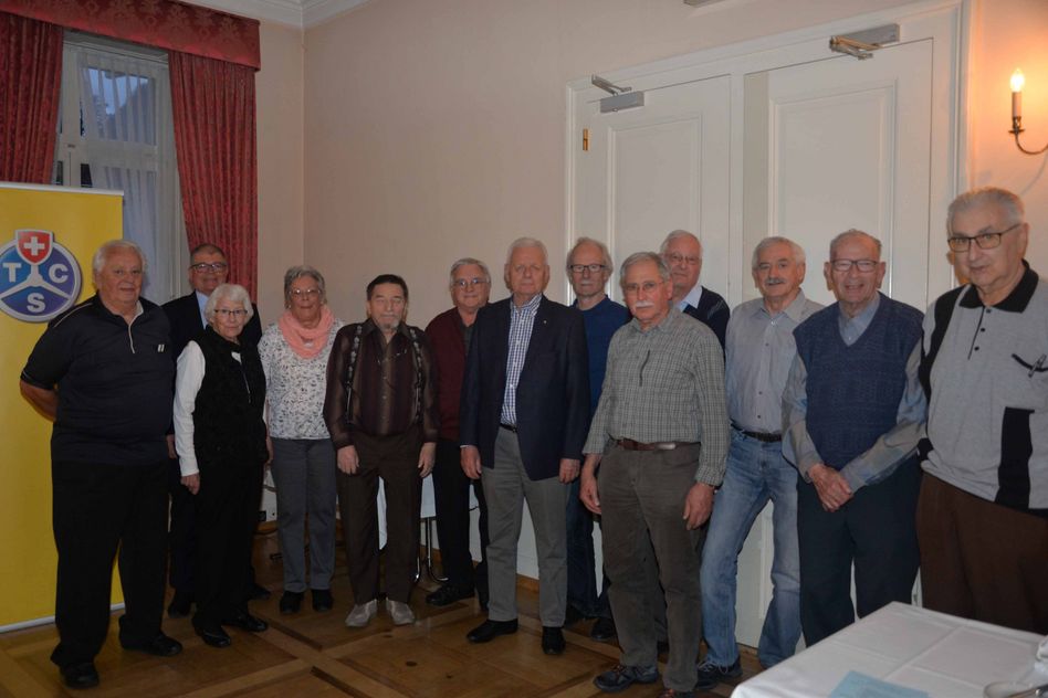 Die 13 Anwesenden Superveteranen/-innen werden für 50 Jahre Mitgliedschaft in der TCS Sektion Glarus geehrt