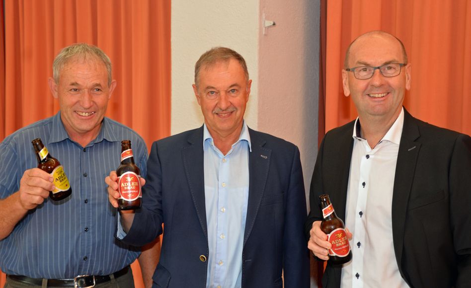 Regierungsrat Kaspar Becker, Gemeindepräsident Mathias Vögeli und Gemeinderat Kaspar Luchsinger stossen auf 190-Jahre Brauerei Adler an