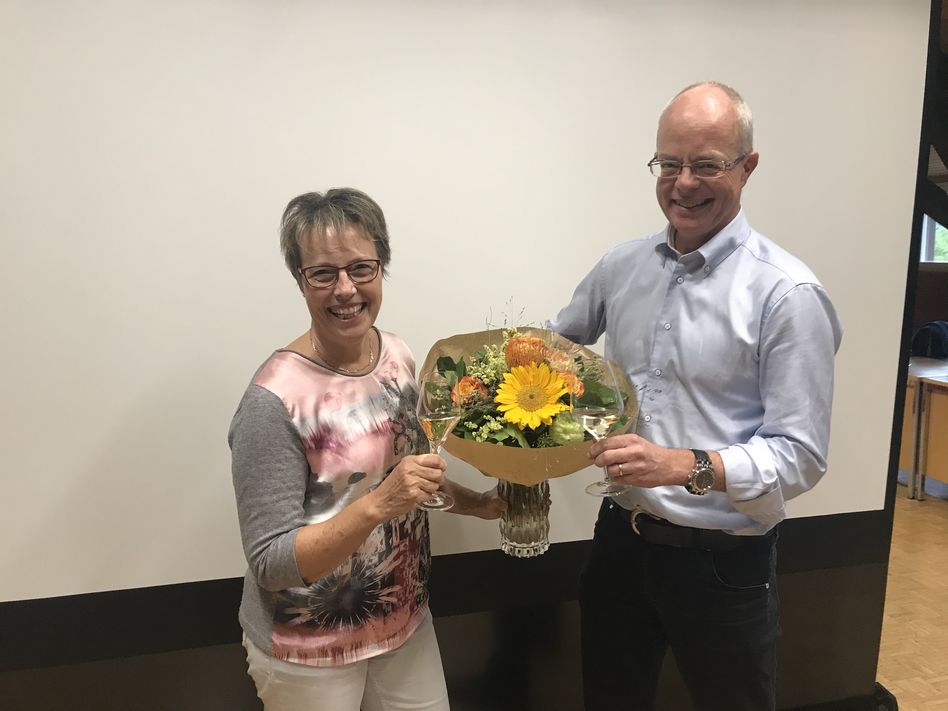 Gemeindepräsident Thomas Kistler überreichte Rektorin a.d. Marie-Hélène Stäger zum Abschied einen Blumenstrauss (Bild: zvg)