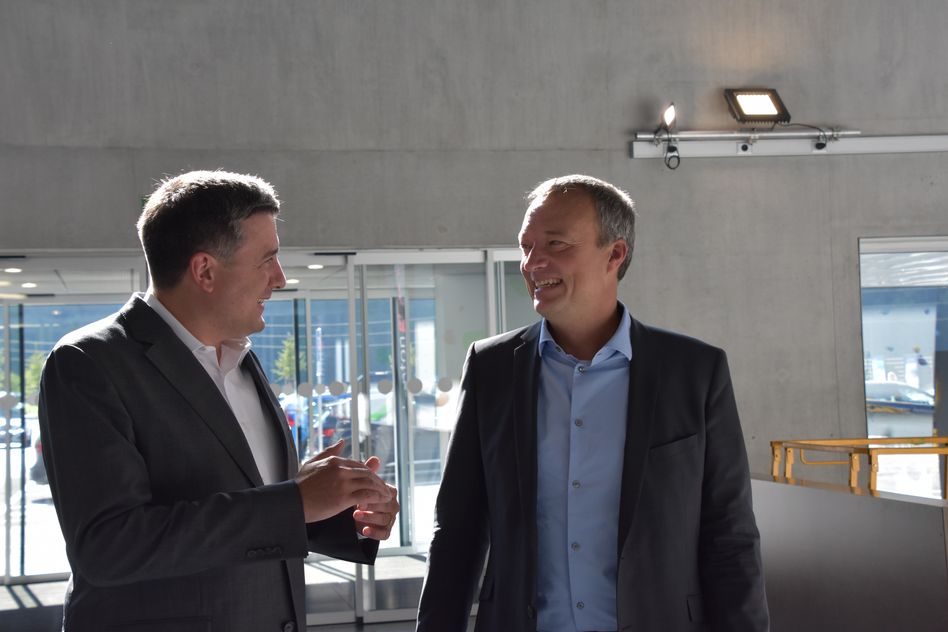 Ständerat Mathias Zopfi im Gespräch mit Sven Wiederkehr; CEO der Glarner Kantonaalbank