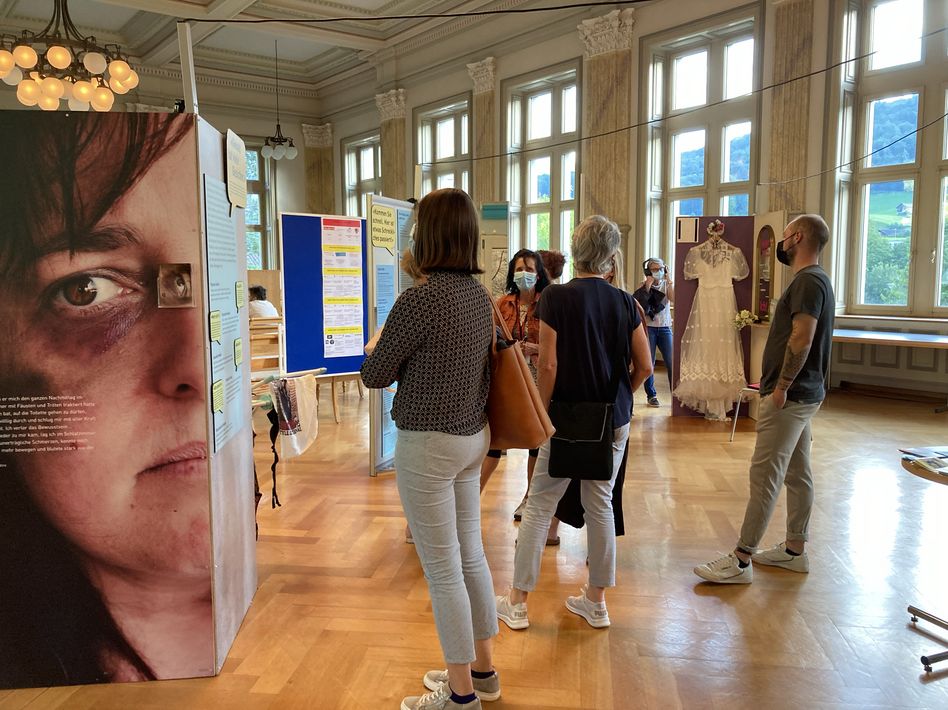 Die Ausstellung im Gemeindehaus in Ennenda informiert eindrücklich über Ursachen und Risikofaktoren von häuslicher Gewalt. (Foto: Fredy Bühler)