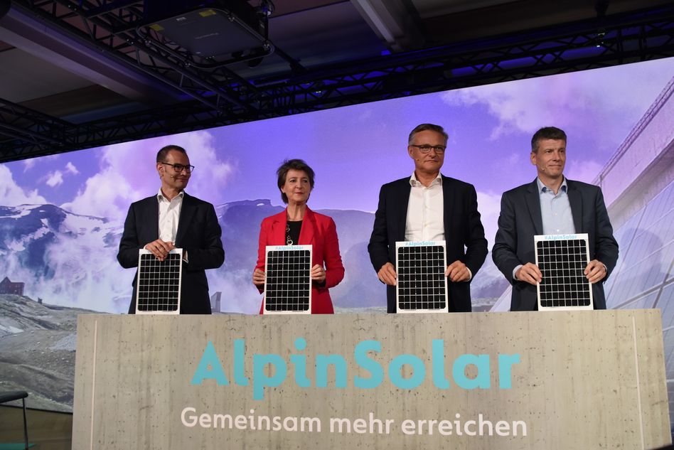 Bereit für die erste Einxpeisung von. Solarstrom ins Netz (v.l.n.r.: Christoph Brand, CEO AXPO; Bundesrätin Simonetta Sommaruga; Mario Irmiger, CEO Denner und Claus Schmidt, CEO IWB)