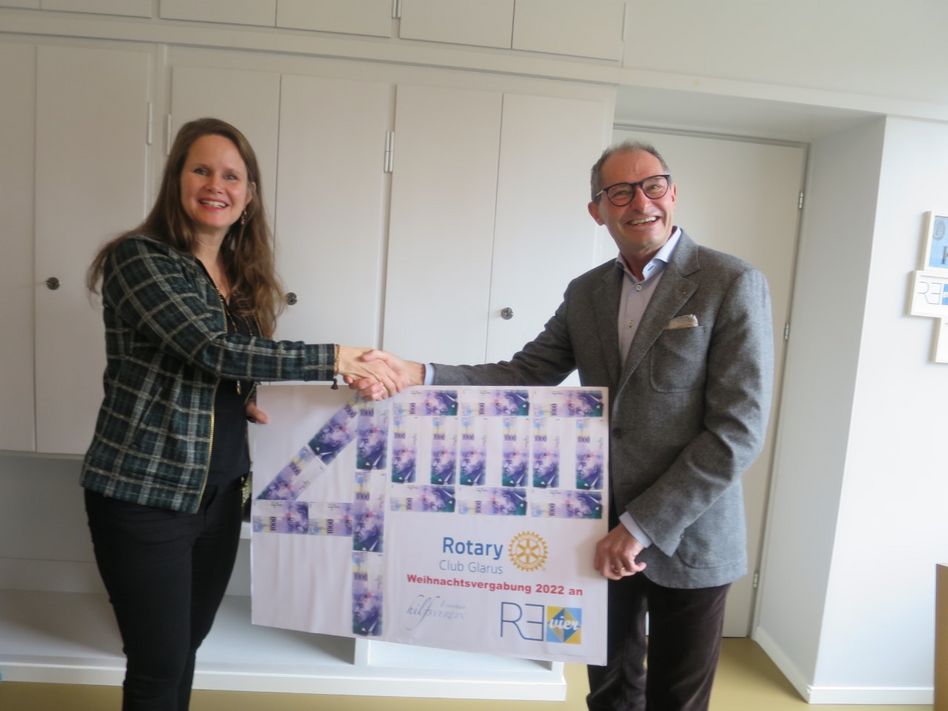 Rotary Präsident Michael Eberle übergibt der Vereinspräsidentin vom Hilfsverein Ennenda für das ReVier Andrea Trummer den willkommenen Zustupf. (Bild: zvg)