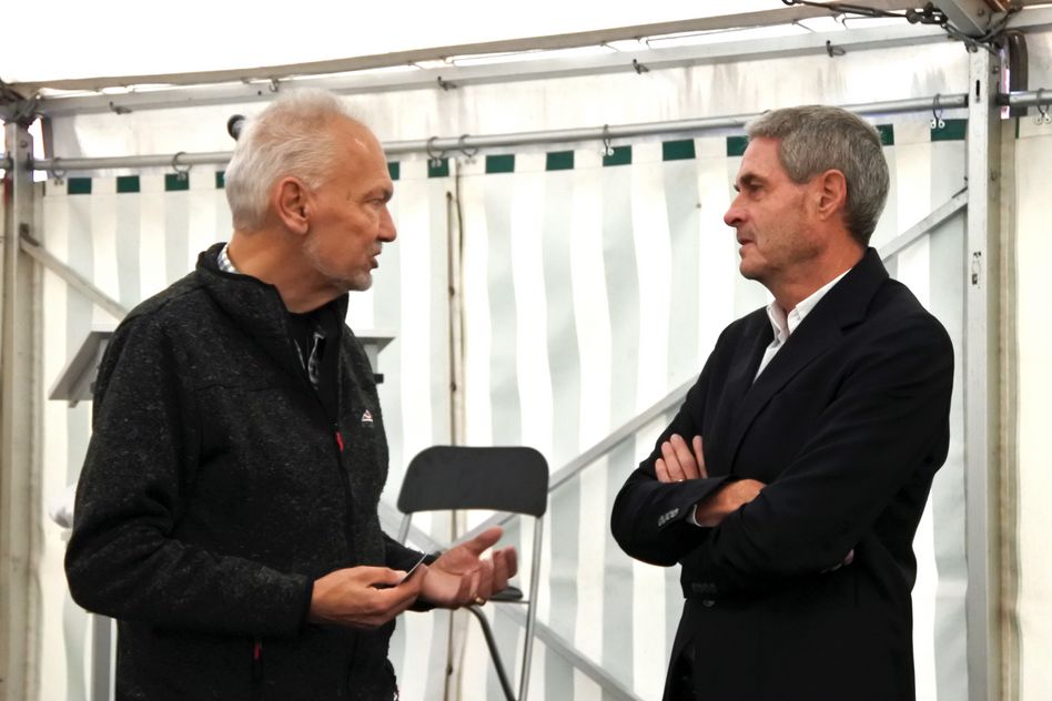 Marco Henseler (links) beim Diskutieren mit René Chastonay