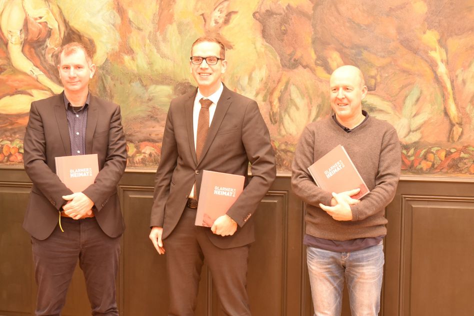 Präsentieren das neue Glarner Heimatbuch (von links): Historiker Rolf Kamm, Regierungsrat Markus Heer und Projektleiter Daniel Emmenegger.