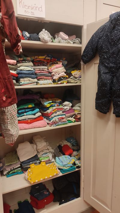 Ein Schrank voller Kinderkleider (Foto zvg)