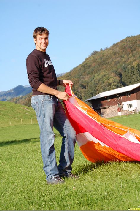 Mit Fliegen einen Traum verwirklicht: Der amtierende Mister Schweiz Andre Reithebuch aus Linthal an seinem dritten Flugtag in Maseltrangen. (Bild: zvg)