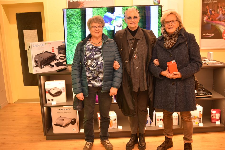 Bilder von den Gewinnerinnen der ersten ProBon Verlosung bei Radio Noser AG an der Hauptstrasse in Glarus (Bilder: jürg huber)