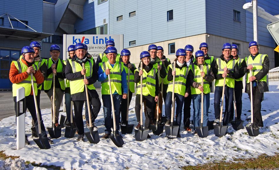 Mit dem Spatensticht startet in Niederurnen das Projekt «KVA Linth 2025». (Bild: Hasp.)