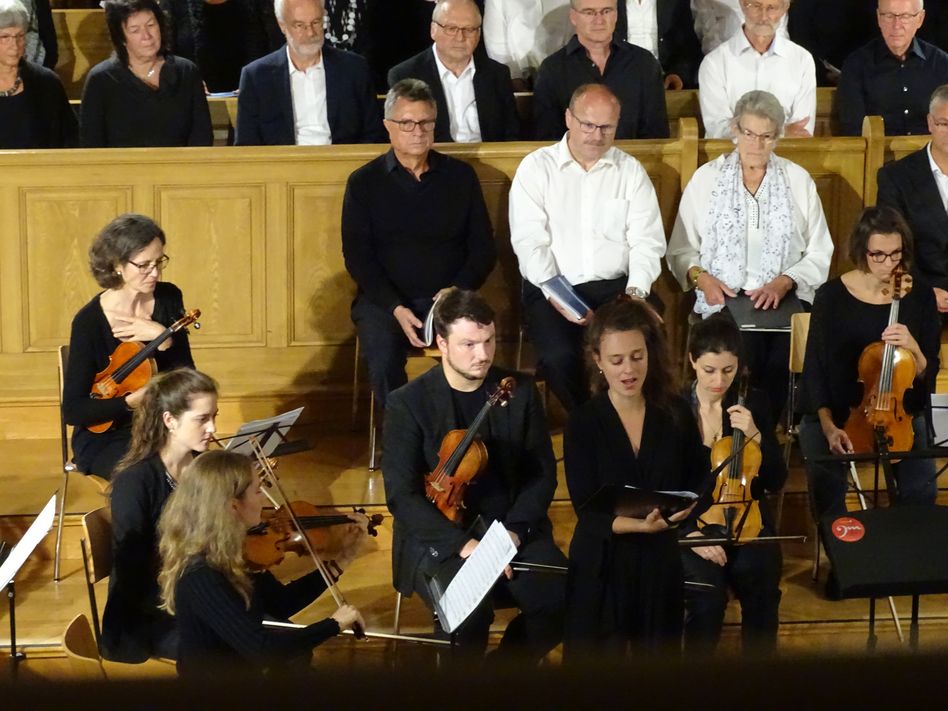 Die musikalischen Hauptpersonen Bildvordergrund (von links): Cornelia Schranz, Eveleen Olsen, Konzertmeisterin; Katharina Jud