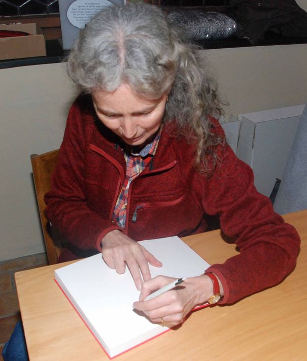 Buchautorin Susanne signiert ihr neuestes Buch «In alle Herren Länder»