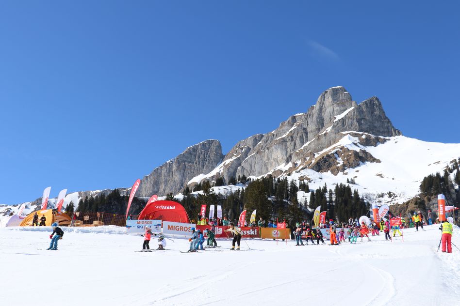 240 Familien am Migros Ski Day 2022 in Braunwald