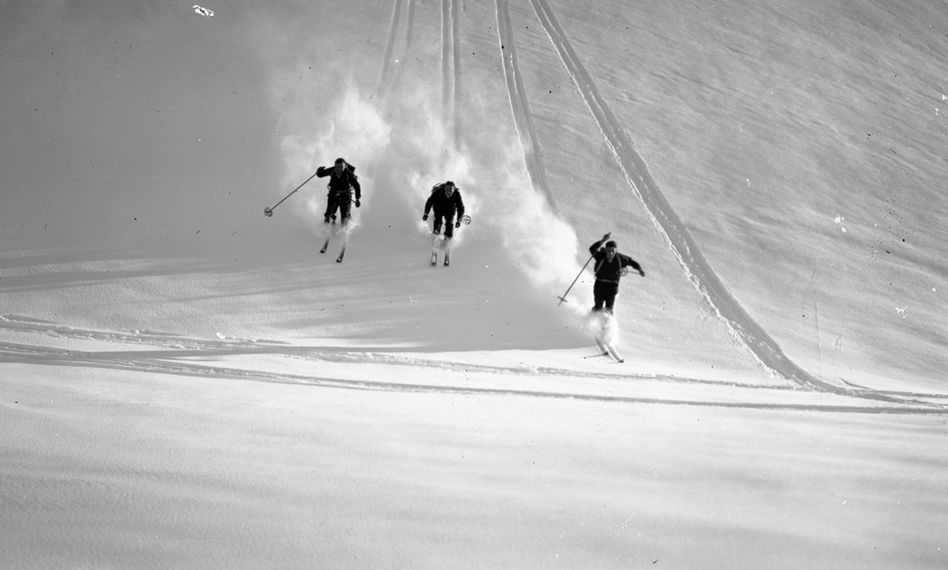 Drei Skifahrer im Glarnerland, undatiert. Landesarchiv des Kantons Glarus, Bestand Foto Schönwetter.