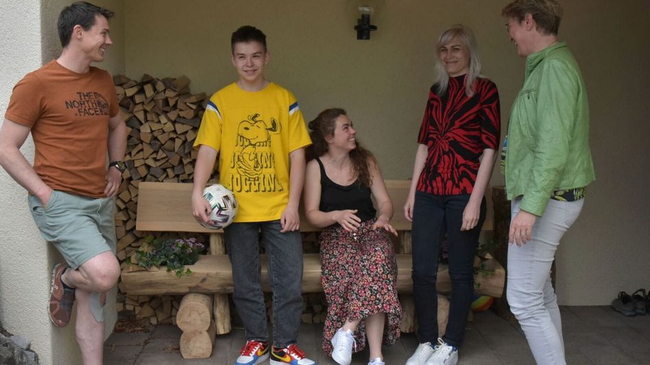 Das junge Gastgeberpaar Sheila Schmid und Dominik Hauser beherbergt die ukrainischen Gäste Lyudmyla und Sohn Denys. Rechts: Dolores Waser Balmer (Caritas) •( Foto: SFH/Barbara Graf Mousa)