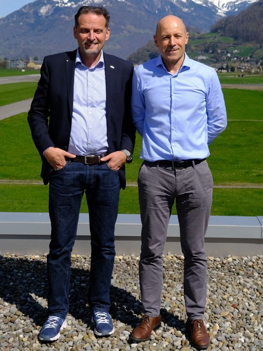 VR-Präsident Thomas Walt (rechts) VR-Präsident und Christian Zehnder, neuer Geschäftsführer von Mollis Airport AG (Bild: zvg)