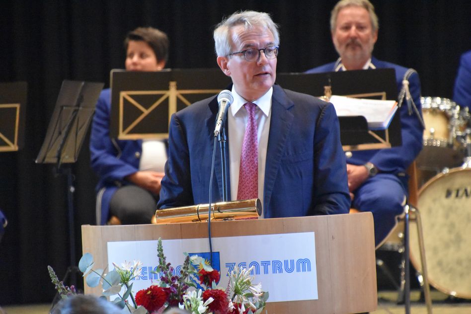 Ständeratspräsident Thomas Hefti bgrüsst die Gäste zur (pandemiebedingt verschobenen) Feier im Gemeindezentrum in Schwanden