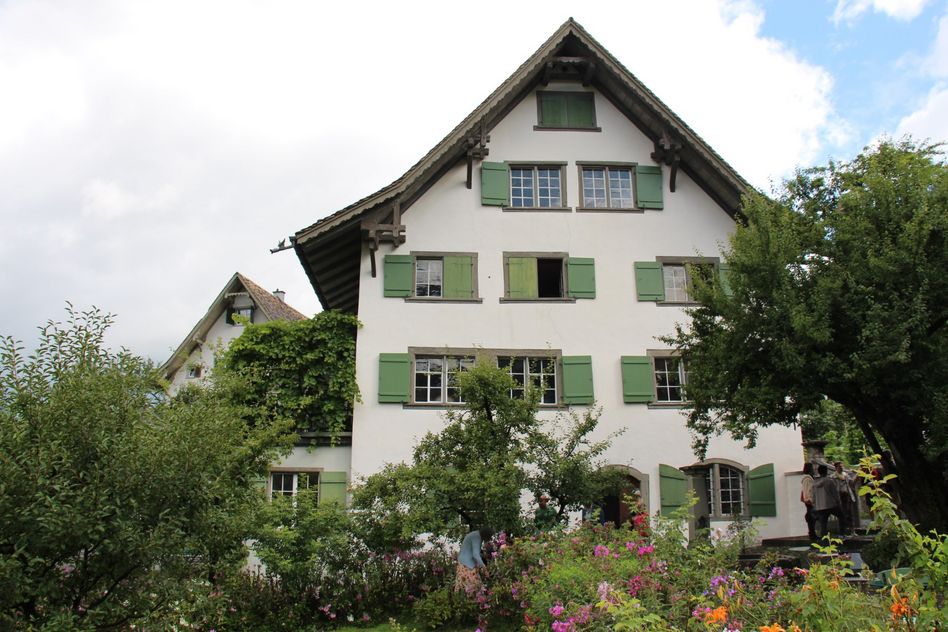 Im Dekanenhaus Mollis, im Jahre 1700 erbaut, heute im Besitze mehrerer Familien und als Ferienhaus genutzt, war der erste von drei Anlässen des Glarner Literatursommers.