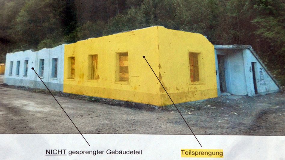 Nur ein Teil der ehemaligen Kantine (gelb markiert), dort wo das Restaurant Elggis war, wurde durch die Armee gesprengt. (Bilder: Hasp.)
