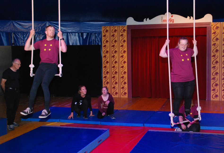 Grossartige Zirkus-Show mit kognitiv beeinträchtigten Menschen