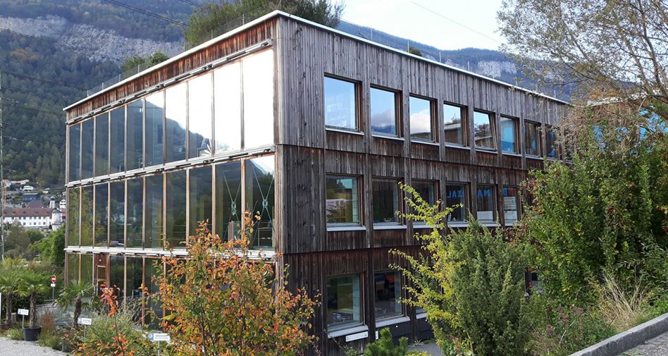 Bürohaus Gasser in Haldenstein von Architekt Andrea Rüedi: SIA-Preis für nachhaltiges Bauen, Schweizer Solarpreis sowie europäischer Solarpreis (Foto: Ann-Kristin Peterson)