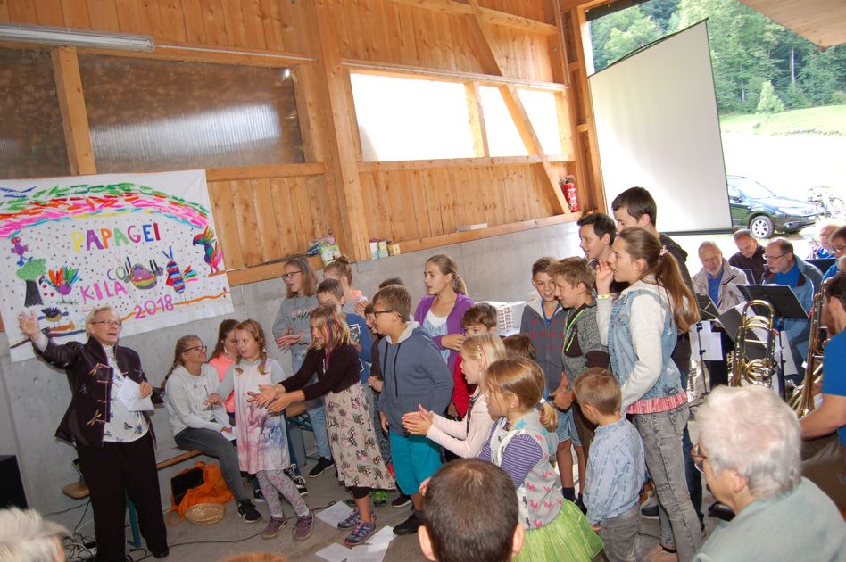 Pfarrerin Almut Neumann singt zusammen mit den Kindern des Kirchenlagers