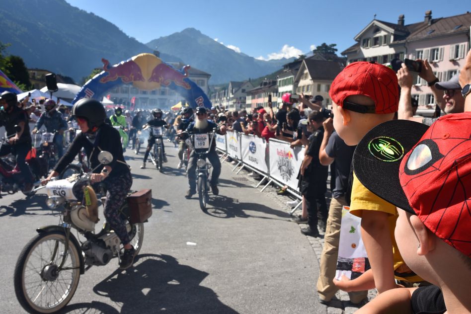 1000 Töffli-Held/-innen am 13. Red Bull Alpenbrevet in Glarus