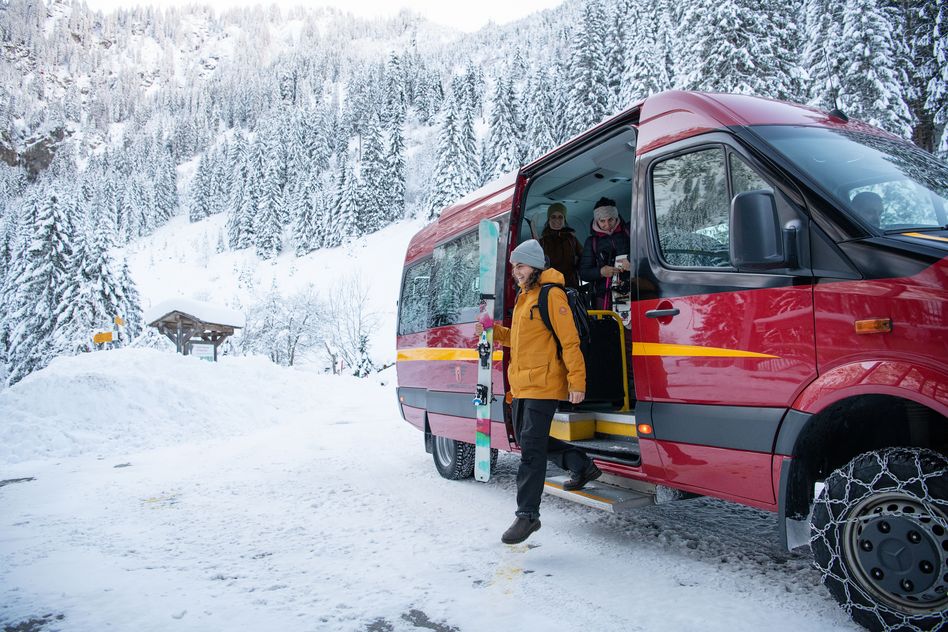 Der Mettmenbus bringt die Gäste im Winter bequem zur Talstation der Luftseilbahn Kies-Mettmen. (Copy-Right VISIT Glarnerland / Maya Rhyner)