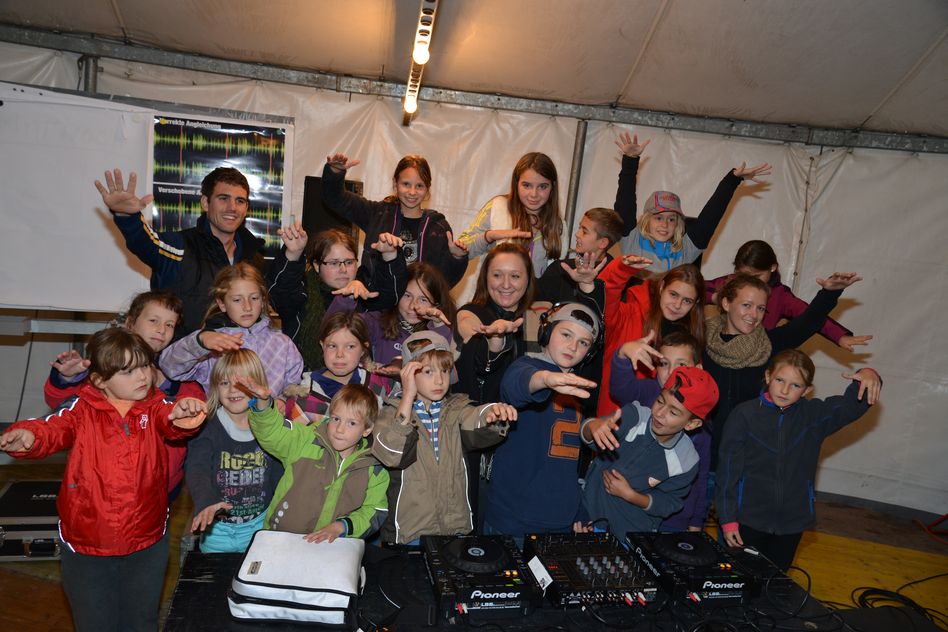 Alle Kinder der Zirkuswoche mit DJ Tatana. (Bilder: s.thiele-reuther) Kleine Artisten zeigen
